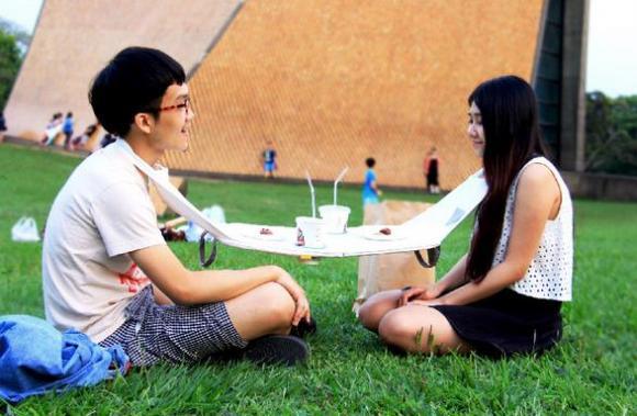New portable Napkin Table is indispensable for all your picnic needs