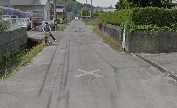 Google Street View captures hilarious before-and-after of person cycling into a ditch 【Photos】