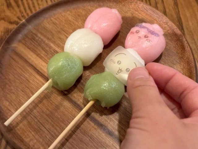 Does Chiikawa’s cuteness have a breaking point? Testing anime character’s edible stickers【Photos】